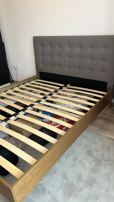Pat tapitat din lemn masiv cu somiera 160x200 cm