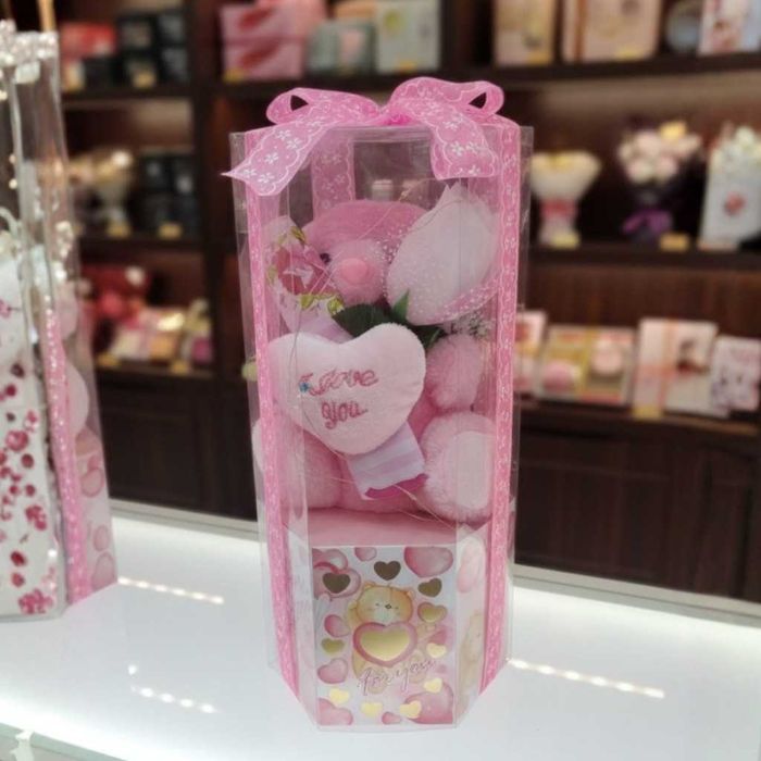 Подаръчен комплект с плюшено мече и надпис „Love you“,прозрачна кутия.