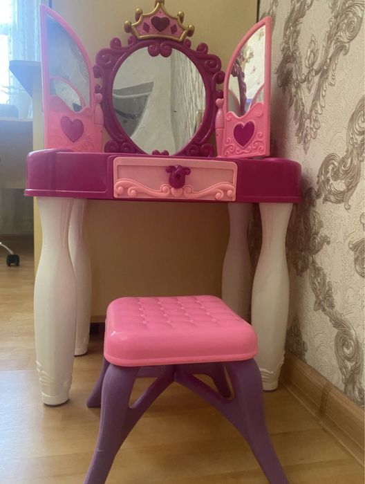 Детский туалетный столик