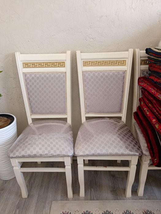 Морозильник, и стулья