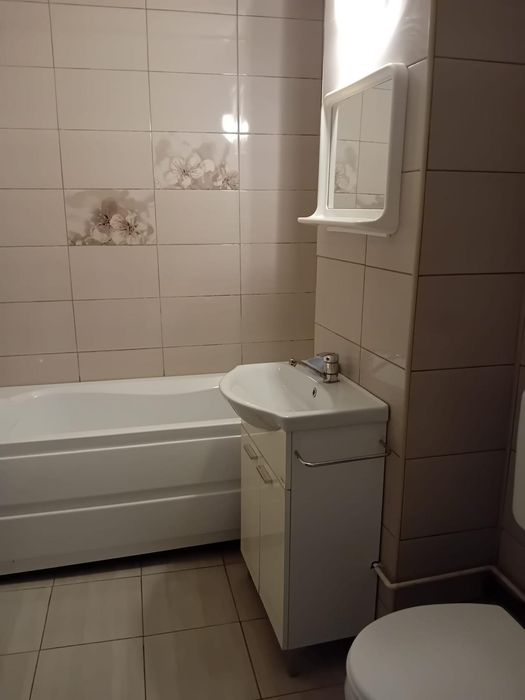 Închiriez apartament cu 2 camere
