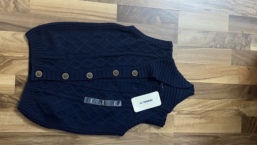 Новая тёплая , вязанная желетка в синим цвете, на 7-8 лет!