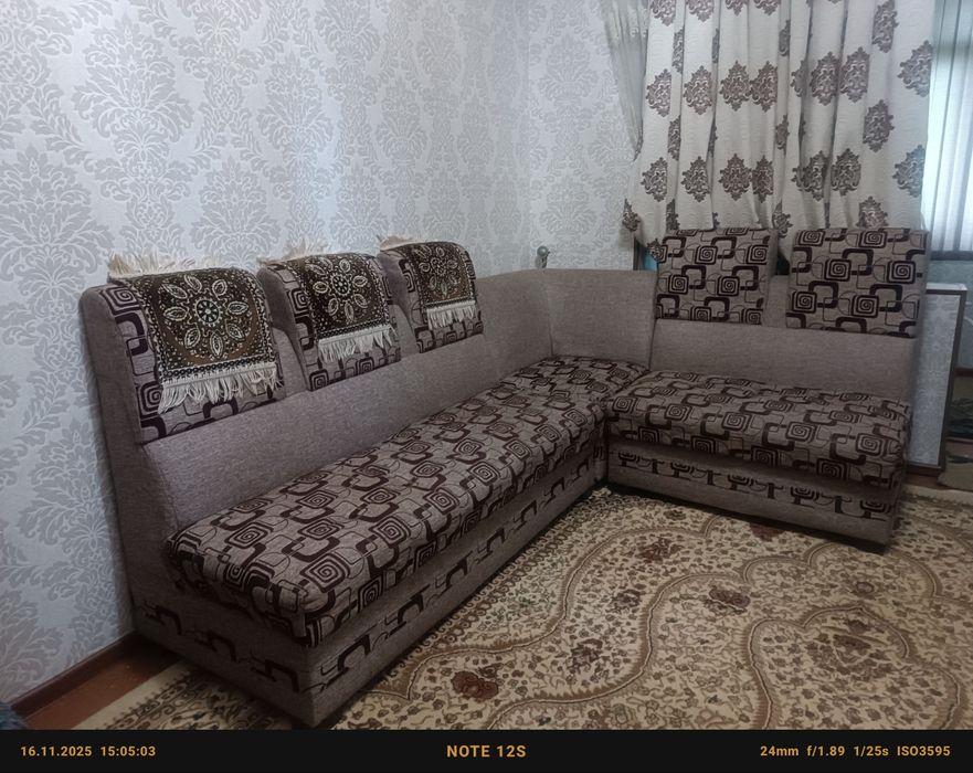 Продам уголок для кухни с двумя пуфиками и столь б.у хороший состояние