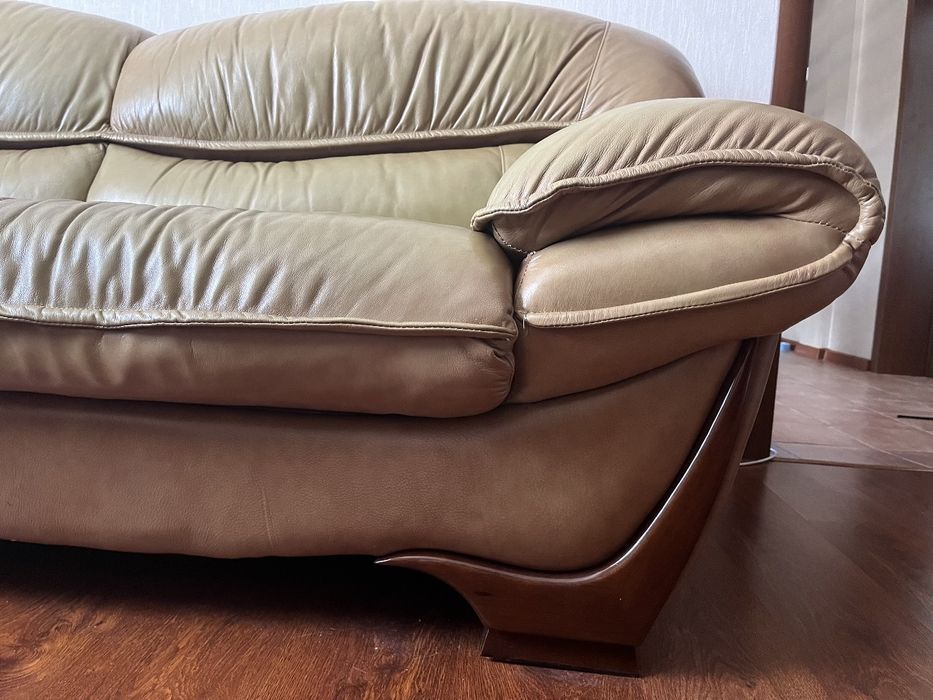 Диван кожаный, раскладной.