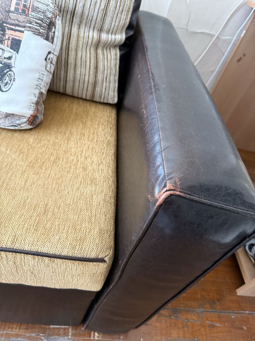 Разтегателен ъглов диван с три вида възглавници