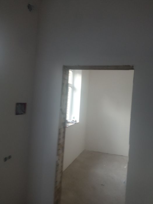 Hiva shahrida kotej sotiladi 210kv potolok shpaklyovkadan chiqqan