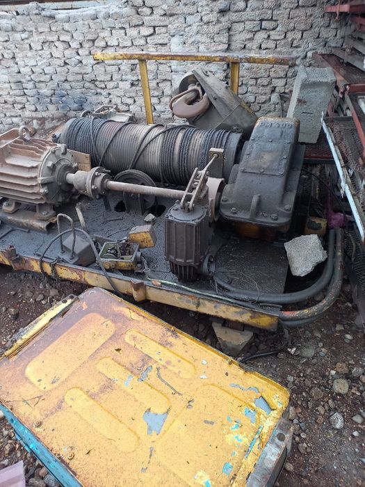 Юк кутаргич 5 т соз холатда 2та бор фаргонада турибди