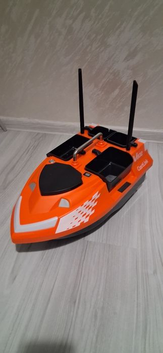НОВА Лодка за захранка Flytec V802