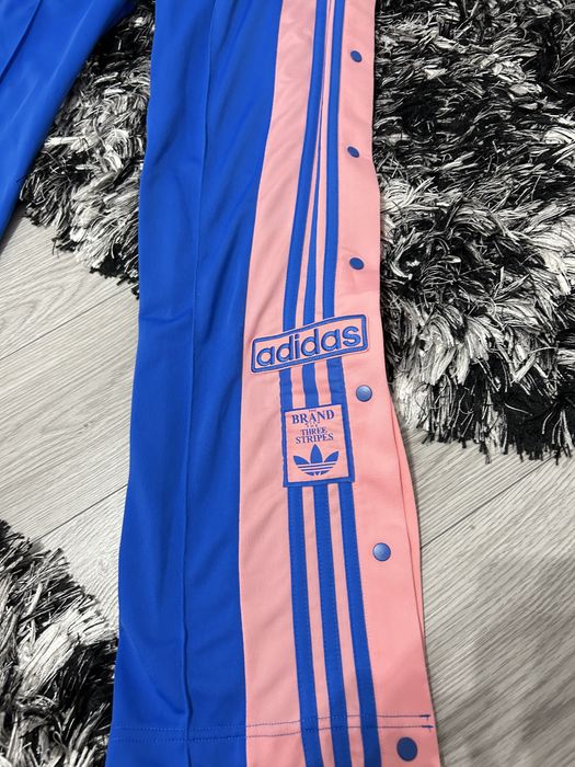 Vand pantaloni adidas noi cu eticheta