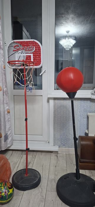 Боксёрсская груша и баскетбольное кольцо и самокат