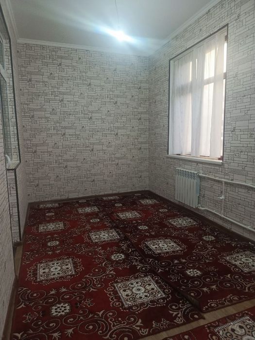 Yangi bozor yaqinida kvartira sotiladi