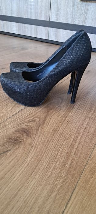 Обувки с висок ток