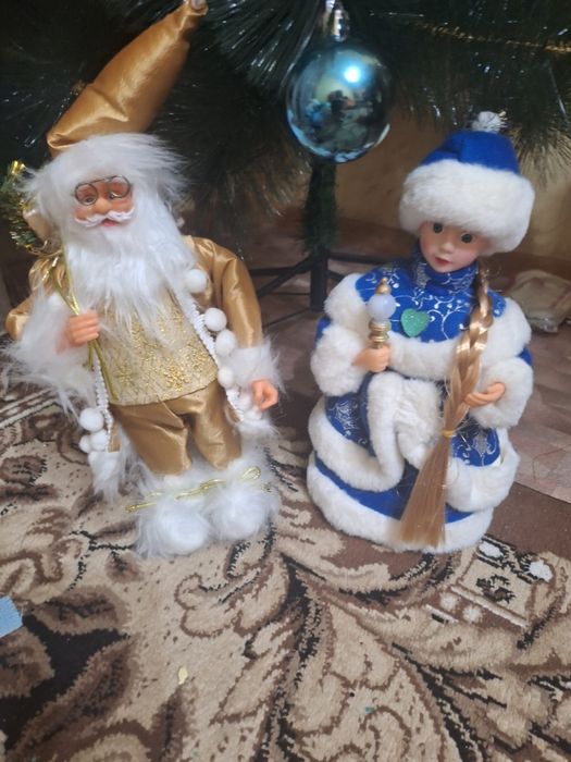 Елка, Дед мороз, Снегурочка, герлянда, игрушки.