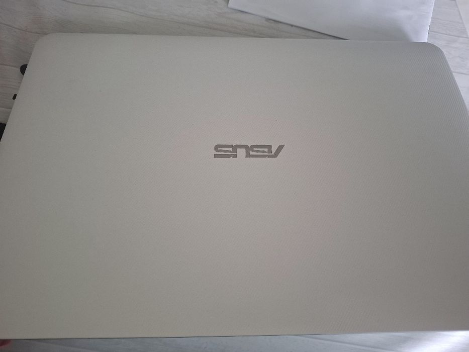 Лаптоп Asus x554s
