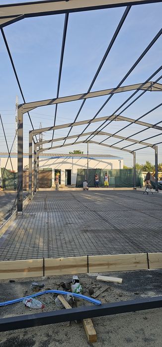Vindem hala metalica învelite cu panouri sandviș