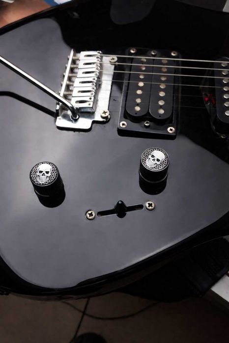 Гриф плочка за китара +метални копчета череп – Stratocaster Telecaster