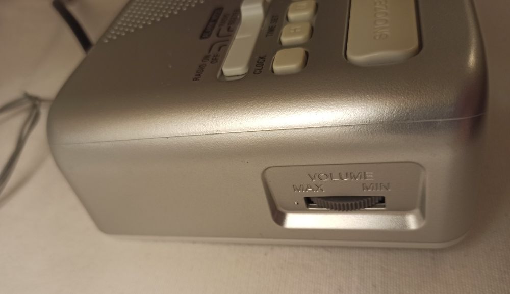 Sony Dream Machine (auto) - radio FM + AM, ceas, alarmă