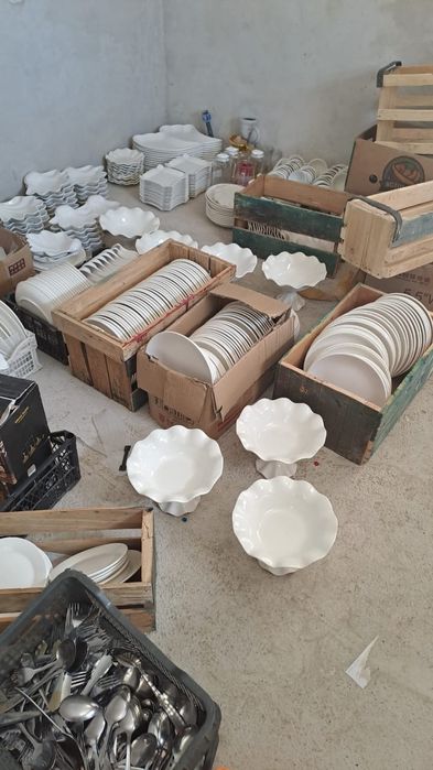 Стол, стулья ыдыстарымен сатылады!