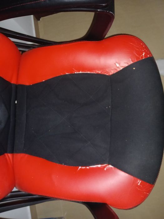 Vand scaun genesis rosu cu negru folosit mult