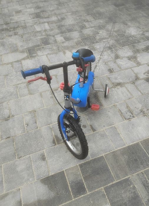 Bicicletă cu roți ajutătoare