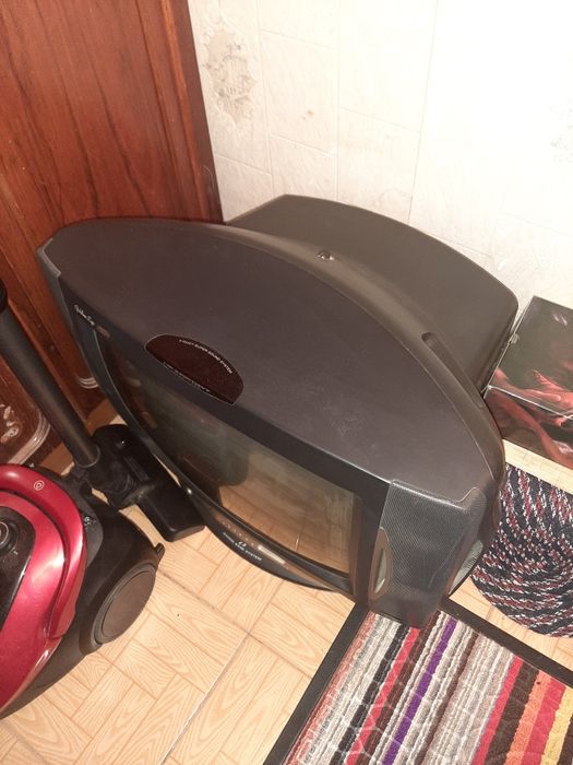 Телевизор LG золотой глаз