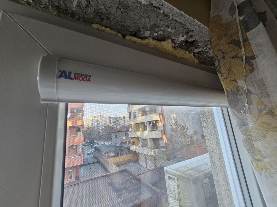 Щори ден и нощ. Ширина 53см. Дължина 158см.
Цвят - преливащо сиво.