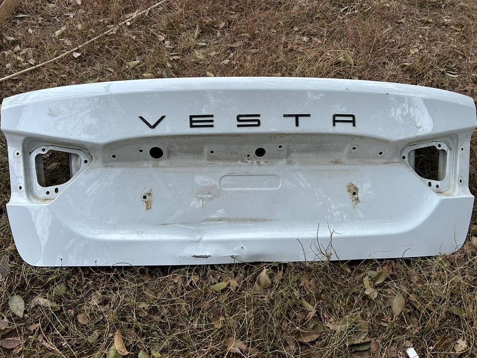 Продам крышку багажника веста