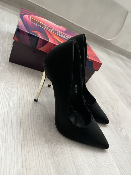 Дамски обувки на висок ток