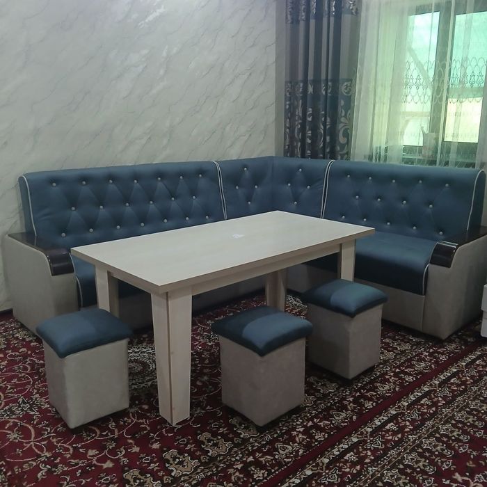 Ugolok divan sotiladi