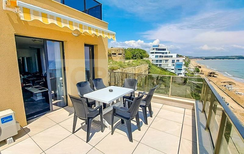 Тристаен апартамент на брега на морето в Обзор