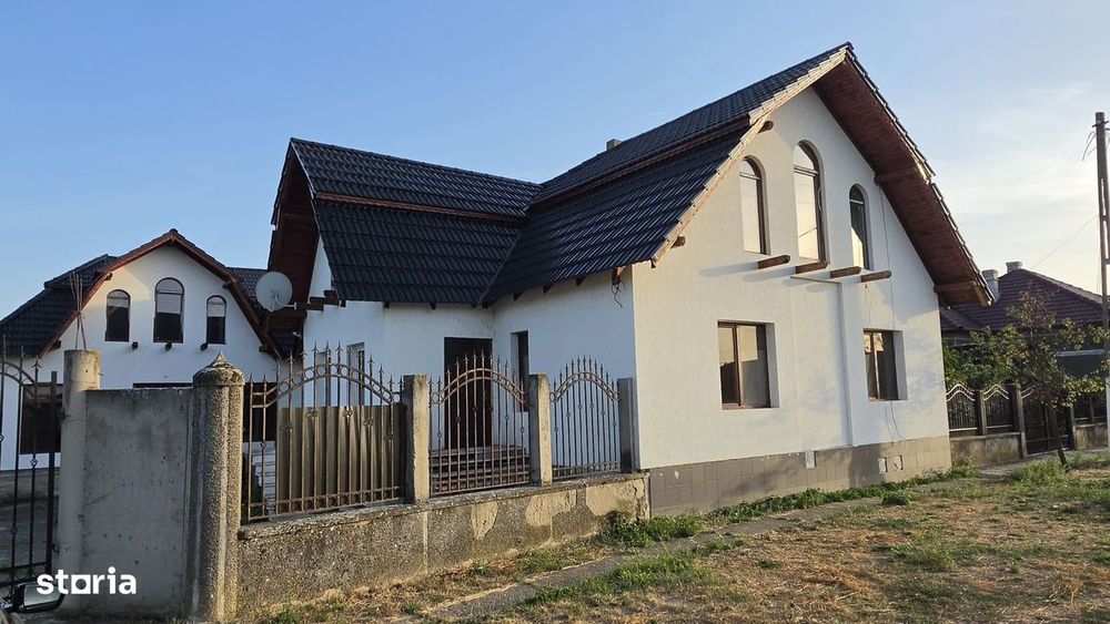 Casă 465 mp  cu posibilități multiple în Covăsânț