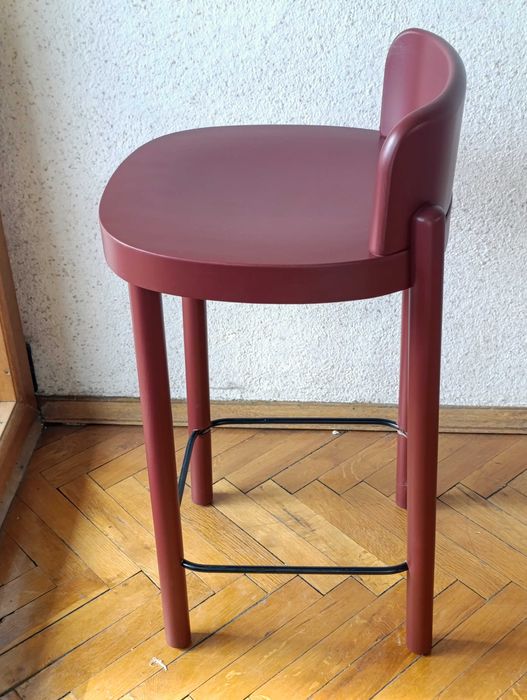 бар столове, споделена маса, дървени шкафове