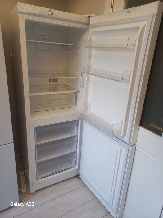 Холодильник  Индезит двухкамерный