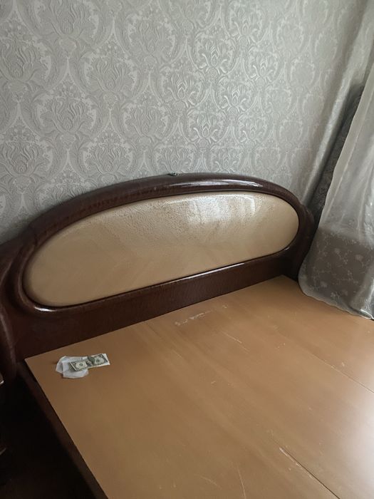 Коовать с двумя тумбами продам