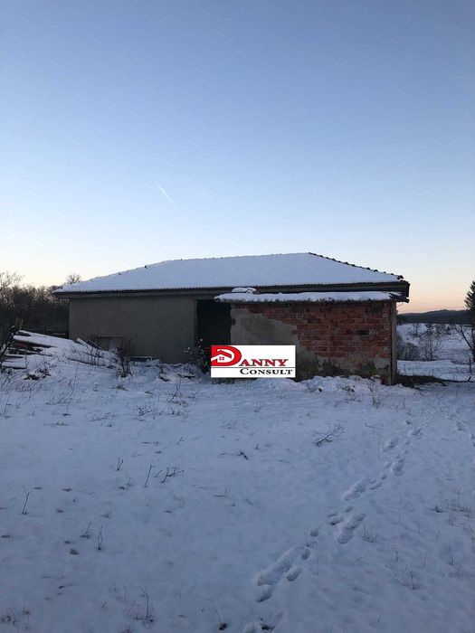 Двуетажна монолитна къща с двор в с. Беброво