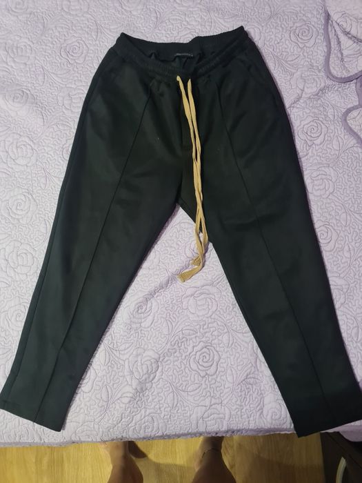 Vând pantaloni băieți.