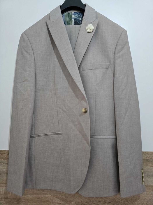 Vând costum Isaac Dewhirst  nou, nefolosit