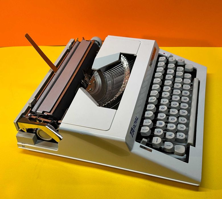 Нова Пишеща Машина Contessa De Luxe Обслужена  Qwerty Клавиатура