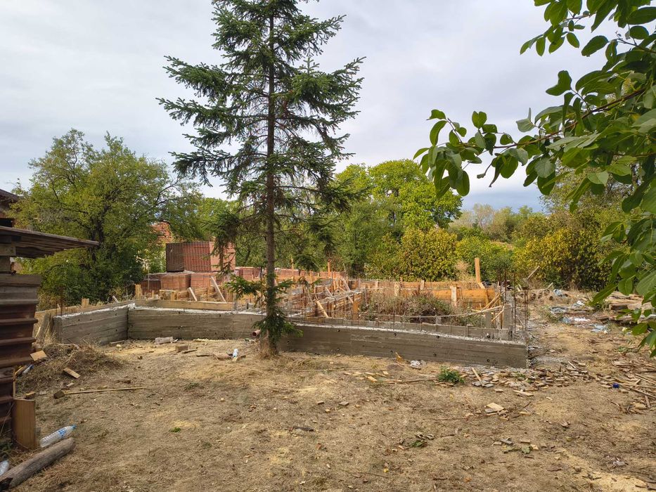 Продавам дворно място в с.Априлово