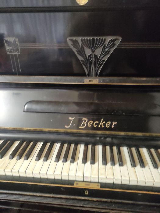 Продаю немецкое пианино J BECKER .