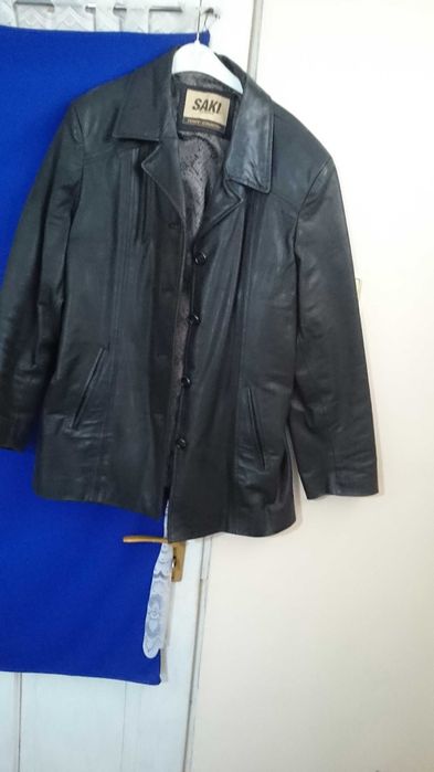 Vand haina de piele ,scurta ,pentru femei
