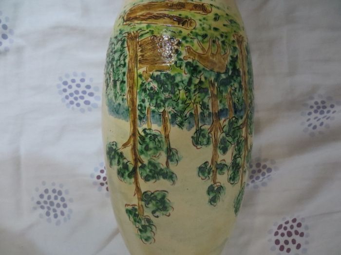 Антикварни вази с ръчно изрисувани мотиви