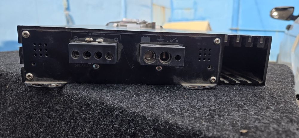 Продам сабвуфер с усилителем.