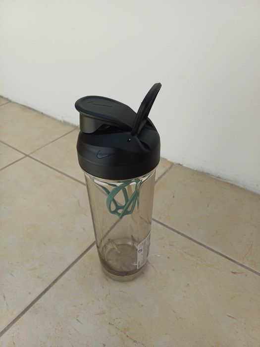 Bidon apa Nike Recharge Shaker 2.0, BPA free, 473 ml transparent/verde