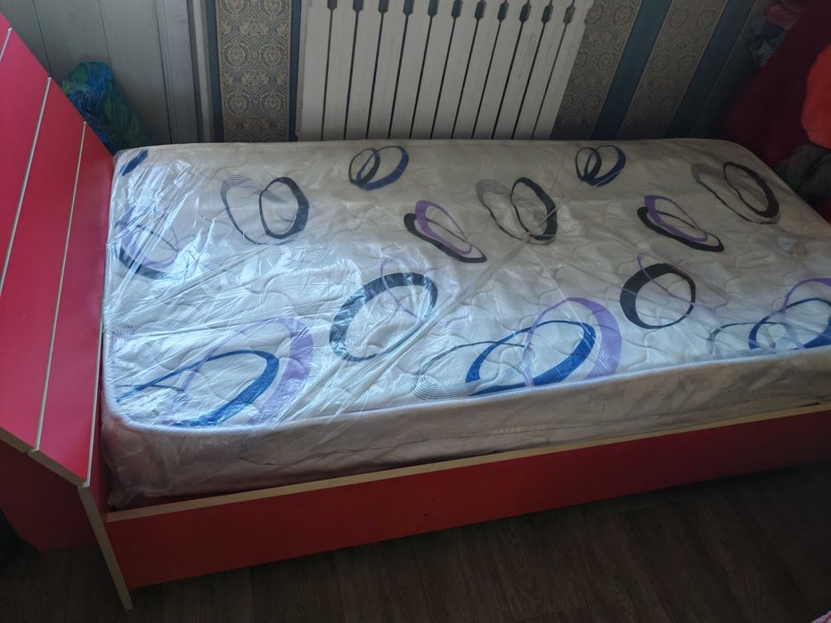 Кровать с матрасом