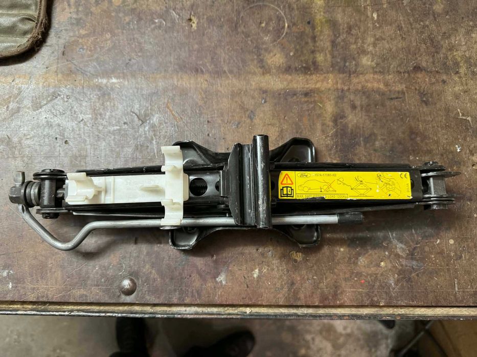 Оригинален крик за Ford Focus, Fiesta, C-max, S-max, Mondeo и Volvo