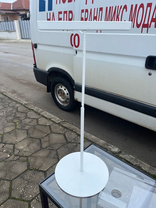 Кош за дрехи с колела и колона за аксесоари