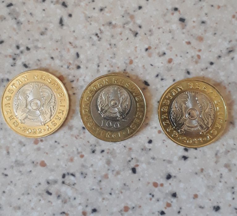 Монеты и денежные  купюры.