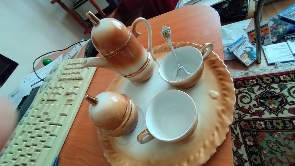 Set ceainic cu 2 cesti si o zahariera