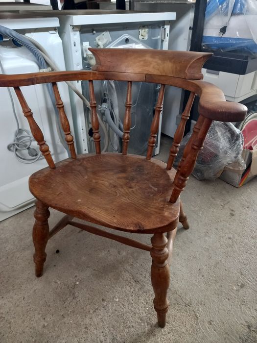 Стар дървен стол